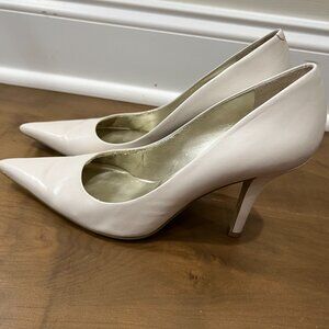 Nine West Size 8M  3.5 inch Heel, Off-white/Cream Pointed Toe Pumps